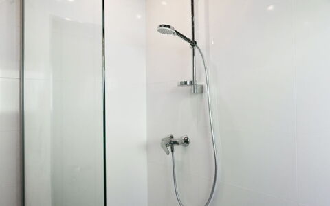Dolní Lysečiny: Armatur, Duschkopf, Decke, Badezimmer, Dusche, Interior Design, Flooring, Installation, Brausenstange, Light Fixture