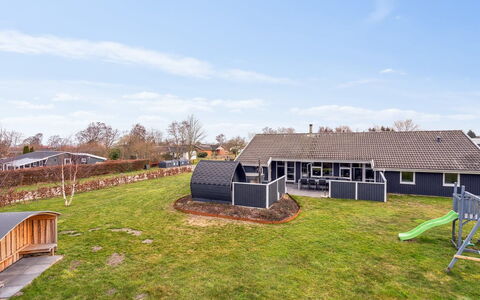 Akira - 250M from the Sea: Dach, Haus, Zuhause, Hütte, Tür, Abstellgleis, Deck, Veranda, Planke, Hartholz