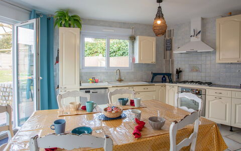 Fleur D'Été: Möbel, Interior Design, Küche, Flooring, Stuhl, Holz, Countertop, Zimmer, Fussboden, Tabelle