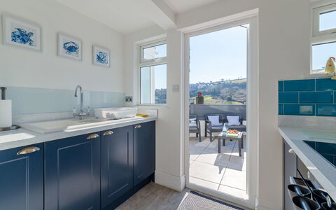 Lighthouse Watch: Flooring, Countertop, Cabinetry, Fliese, Farbe, Küche, Zapfhahn, Sinken, Armatur, Schublade