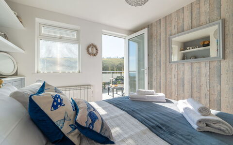 Lighthouse Watch: Möbel, Interior Design, Fussboden, Wand, Flooring, Schlafzimmer, Holz, Bett, Decke, Zimmer