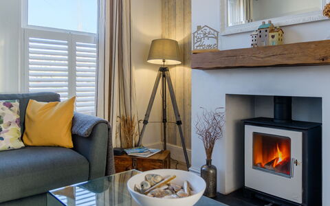 Chy an Mor: Feuerstelle, Flooring, Interior Design, Möbel, Fussboden, Wohnzimmer, Zuhause, Zimmer, Holzofen, Couch