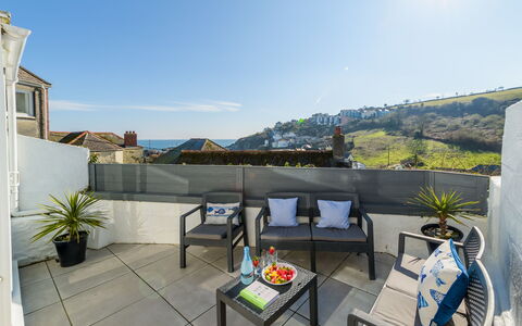 Lighthouse Watch: Wohnung, Zimmerpflanze, Dekokissen, Resort, Hotel, Penthouse, Blumentopf, Kissen, Balkon
