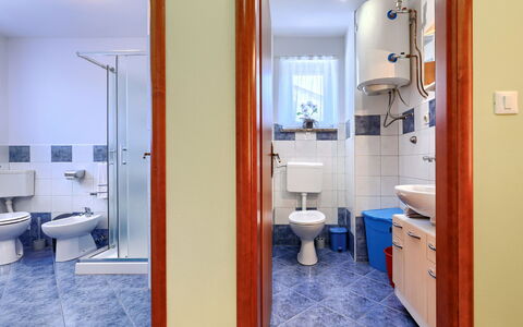 Soriso: Flooring, Fussboden, Armatur, Interior Design, Badezimmer, Toilette, Installation, Zimmer, Fliese, Toilleten Sitz