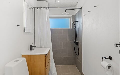 Tayana - 500M from the Sea: Flooring, Armatur, Wand, Fussboden, Interior Design, Badezimmer, Toilleten Sitz, Toilette, Sinken, Decke