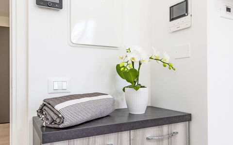 Cecina 310: Interior Design, Cabinetry, Möbel, Zimmer, Countertop, Armatur, Haushaltsgerät, Badezimmerschrank, Zimmerpflanze, Zapfhahn