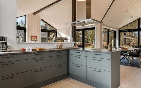 Angelie - from the Sea: Küche, Countertop, Interior Design, Küchengerät, Holz, Flooring, Cabinetry, Decke, Möbel, Fussboden