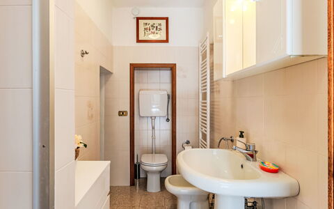 San Siro 53: Badezimmer, Armatur, Flooring, Bad Sink, Fussboden, Sinken, Interior Design, Toilette, Toilleten Sitz, Zapfhahn