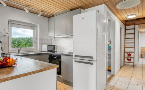 Nikolce - 300M to the Fjord: Küche, Küchengerät, Flooring, Major Appliance, Interior Design, Countertop, Holz, Fussboden, Decke, Haushaltsgerät