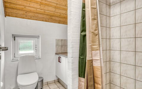 Nikolce - 300M to the Fjord: Wand, Flooring, Holz, Fussboden, Armatur, Toilette, Toilleten Sitz, Interior Design, Installation, Badezimmer