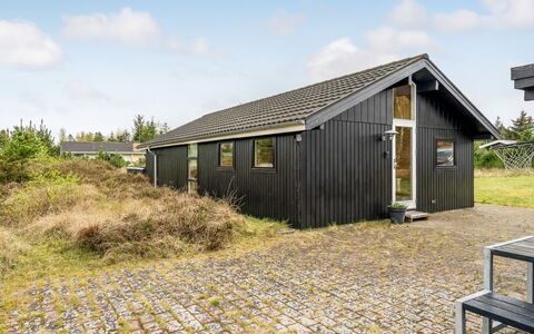 Kaare - 400M from the Sea: Möbel, Interior Design, Flooring, Fussboden, Decke, Zimmer, Stuhl, Tabelle, Wohnung, Küche & Esszimmer Tisch