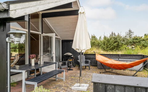 Kaare - 400M from the Sea: Möbel, Interior Design, Flooring, Fussboden, Decke, Zimmer, Stuhl, Tabelle, Wohnung, Küche & Esszimmer Tisch