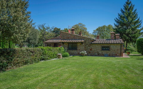 Grace Home, Pool, Wifi, Gambassi Terme: Baum, Gras, Haus, Zuhause, Strauch, Wohngebiet, Hütte, Bauernhaus, Grundstueck