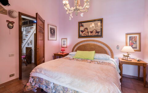 Grace Home, Pool, Wifi, Gambassi Terme: Möbel, Bett, Schlafzimmer, Interior Design, Bedding, Bettdecke, Holz, Decke, Linens, Zimmer