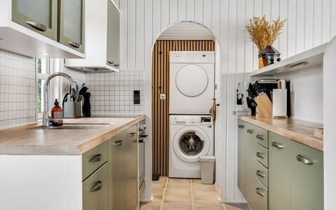 Gesine - 50M to the Fjord: Waschmaschine, Major Appliance, Wäschekammer, Interior Design, Wäschetrockner, Küchengerät, Küche, Haushaltsgerät, Flooring, Countertop