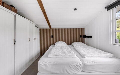 Gesine - 50M to the Fjord: Holz, Interior Design, Fussboden, Decke, Flooring, Schlafzimmer, Bett, Bettrahmen, Bedding, Holzbeize