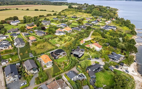 Gesine - 50M to the Fjord: Wohngebiet, Landschaft, Küsten Und Ozeanische Forms, Küste, Estate, Vorort, Vogelperspektive, Ufer, Bucht, Dorf