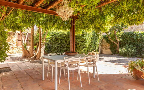 Top Villa Chantal Airco: Möbel, Schatten, Garten, Outdoor Struktur, Blumentopf, Gartenmöbel, Stuhl, Hinterhof, Eco Hotel, Garten