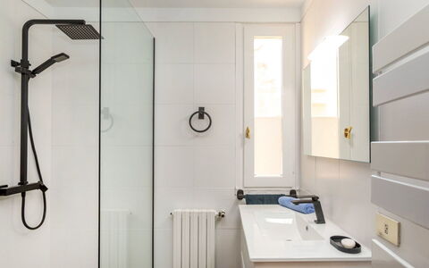 Top Villa Chantal Airco: Badezimmer, Armatur, Interior Design, Flooring, Wand, Fussboden, Spiegel, Sinken, Bad Sink, Zapfhahn