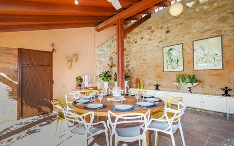 Top Villa Chantal Airco: Möbel, Tabelle, Stuhl, Interior Design, Küche & Esszimmer Tisch, Decke, Restaurant, Esszimmer, Holzbeize, Zimmerpflanze