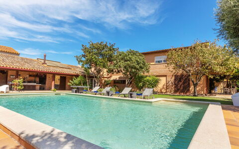 Top Villa Chantal Airco: Schwimmbad, Wohngebiet, Resort, Estate, Hazienda, Eco Hotel, Water Feature, Villa, Schatten, Landscaping