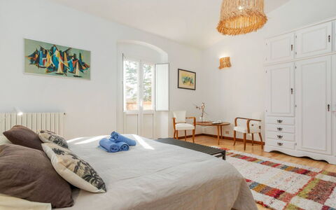 Top Villa Chantal Airco: Möbel, Interior Design, Bett, Schlafzimmer, Flooring, Fussboden, Wand, Zimmer, Holz, Decke