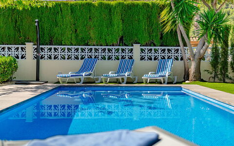 Lola: Blau, Schwimmbad, Gartenmöbel, Möbel, Resort, Schatten, Eco Hotel, Landscaping, Garten, Freizeit