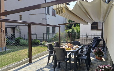 Irene: Schatten, Markise, Blumentopf, Outdoor Struktur, Zimmerpflanze, Veranda, Balkon, Hinterhof, Garten, Stuhl