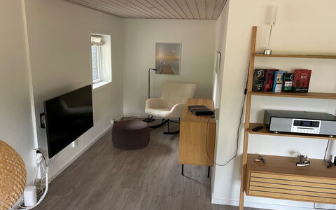 Angret - 200M from the Sea: Flooring, Fussboden, Möbel, Interior Design, Holz, Zimmer, Holzboden, Beleuchtung, Decke, Wohnzimmer