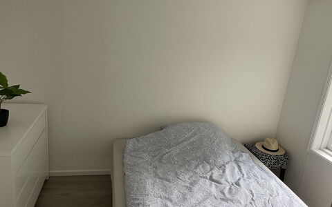 Angret - 200M from the Sea: Fussboden, Flooring, Schlafzimmer, Holz, Bett, Interior Design, Bettdecke, Bedding, Zimmer, Möbel