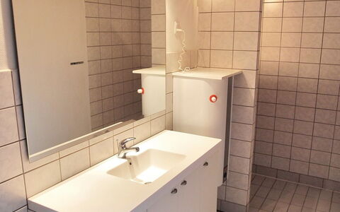 Angret - 200M from the Sea: Wand, Bad Sink, Armatur, Flooring, Interior Design, Sinken, Fussboden, Installation, Zapfhahn, Badezimmer