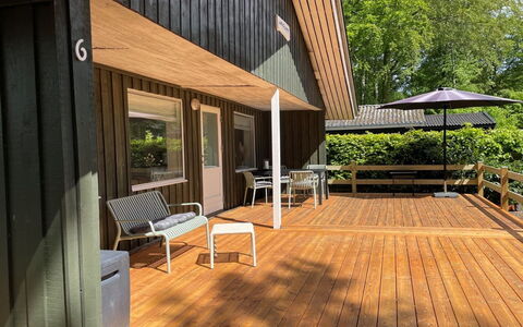 Angret - 200M from the Sea: Holz, Holzboden, Veranda, Hartholz, Holzbeize, Flooring, Deck, Planke, Abstellgleis, Schatten