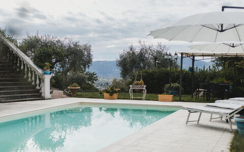 Villa Vernazza: Schwimmbad, Freizeit, Gartenmöbel, Resort, Blumentopf, Flagstone, Ferienort, Regenschirm, Urlaub, Zimmerpflanze