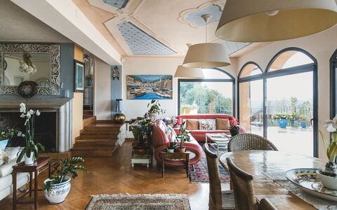 Villa Vernazza: Möbel, Interior Design, Tabelle, Couch, Stuhl, Wohnzimmer, Zimmerpflanze, Kaffetisch, Holzbeize