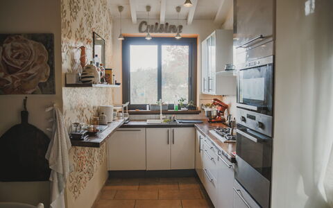 Villa Vernazza: Küche, Countertop, Küchengerät, Interior Design, Möbel, Major Appliance, Cabinetry, Holz, Flooring, Zimmer