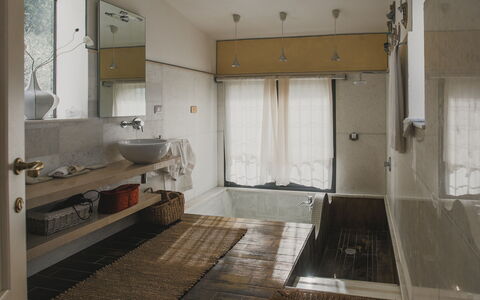 Villa Vernazza: Interior Design, Wand, Armatur, Flooring, Fussboden, Badezimmer, Bad Sink, Decke, Sinken, Zapfhahn