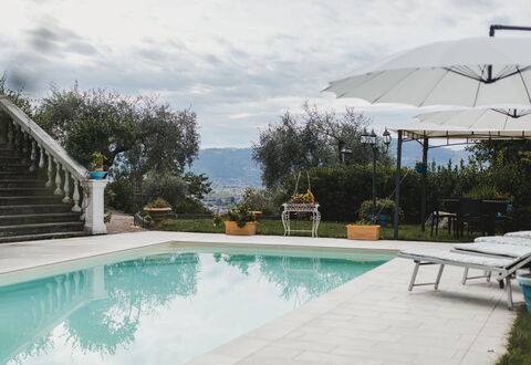 Villa Vernazza: Schwimmbad, Freizeit, Gartenmöbel, Resort, Blumentopf, Flagstone, Ferienort, Regenschirm, Urlaub, Zimmerpflanze