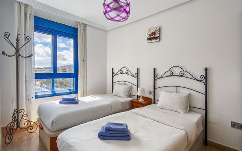 Malaga Pacifico: Möbel, Flooring, Zuhause, Fussboden, Stuhl, Schatten, Wohnung, Gartenmöbel, Zimmerpflanze, Küche & Esszimmer Tisch