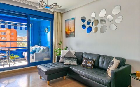 Malaga Pacifico: Möbel, Flooring, Zuhause, Fussboden, Stuhl, Schatten, Wohnung, Gartenmöbel, Zimmerpflanze, Küche & Esszimmer Tisch