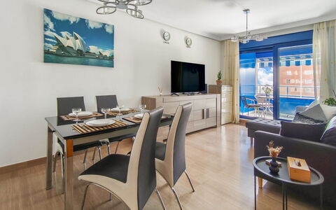Malaga Pacifico: Möbel, Flooring, Zuhause, Fussboden, Stuhl, Schatten, Wohnung, Gartenmöbel, Zimmerpflanze, Küche & Esszimmer Tisch