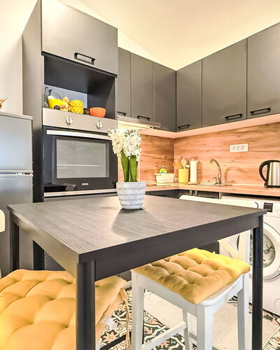 Martina: Möbel, Interior Design, Küchengerät, Flooring, Major Appliance, Küche, Holz, Fussboden, Countertop, Zimmer