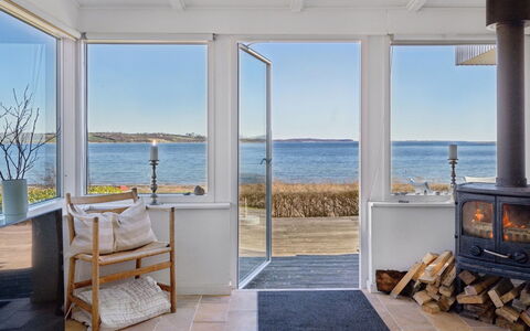 Solbritt - 30M from the Sea: Dach, Haus, Zuhause, Hütte, Tür, Abstellgleis, Deck, Veranda, Planke, Hartholz