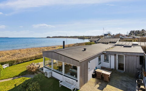 Solbritt - 30M from the Sea: Dach, Haus, Zuhause, Hütte, Tür, Abstellgleis, Deck, Veranda, Planke, Hartholz