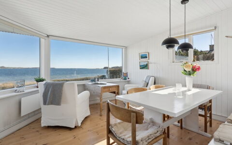 Solbritt - 30M from the Sea: Dach, Haus, Zuhause, Hütte, Tür, Abstellgleis, Deck, Veranda, Planke, Hartholz