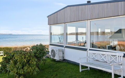 Solbritt - 30M from the Sea: Dach, Haus, Zuhause, Hütte, Tür, Abstellgleis, Deck, Veranda, Planke, Hartholz