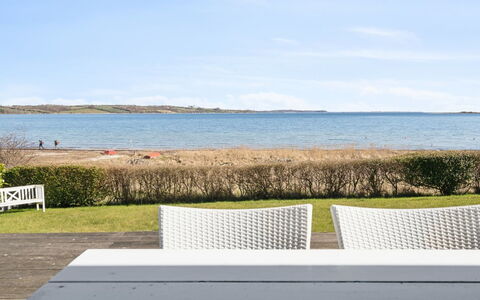 Solbritt - 30M from the Sea: Dach, Haus, Zuhause, Hütte, Tür, Abstellgleis, Deck, Veranda, Planke, Hartholz