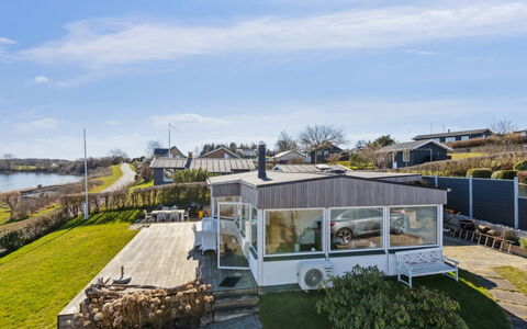Solbritt - 30M from the Sea: Dach, Haus, Zuhause, Hütte, Tür, Abstellgleis, Deck, Veranda, Planke, Hartholz