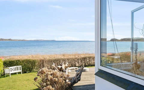 Solbritt - 30M from the Sea: Dach, Haus, Zuhause, Hütte, Tür, Abstellgleis, Deck, Veranda, Planke, Hartholz