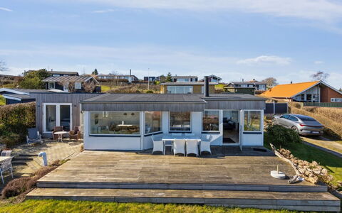 Solbritt - 30M from the Sea: Dach, Haus, Zuhause, Hütte, Tür, Abstellgleis, Deck, Veranda, Planke, Hartholz