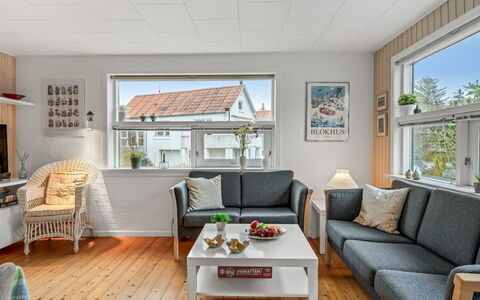 Annemone - 900M from the Sea: Möbel, Interior Design, Wand, Flooring, Holz, Couch, Fussboden, Decke, Wohnzimmer, Zimmer